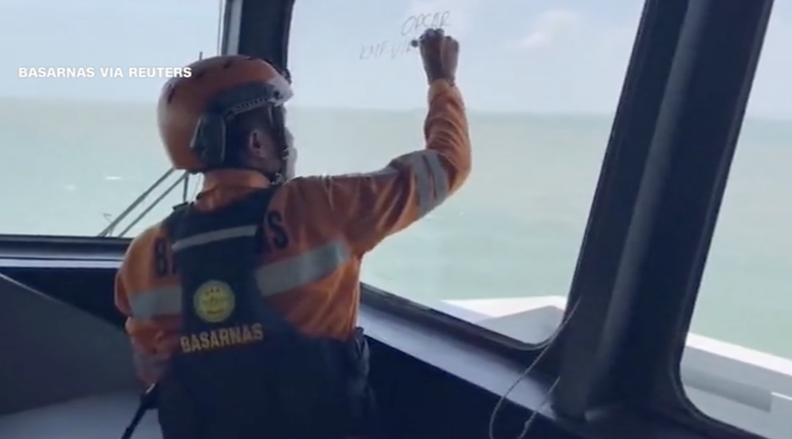 En Indonesia Ferry vuelca con 243 personas